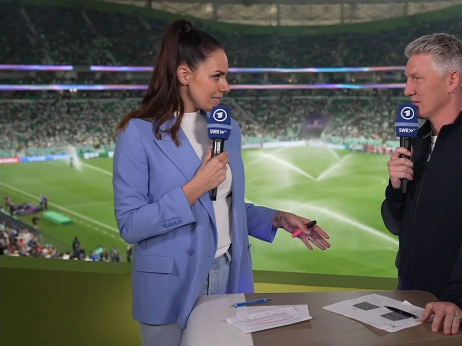 Bei der ARD-Übertragung zum Spiel zwischen den USA und dem Iran sprechen Esther Sedlaczek und Bastian Schweinsteiger im Stadion.