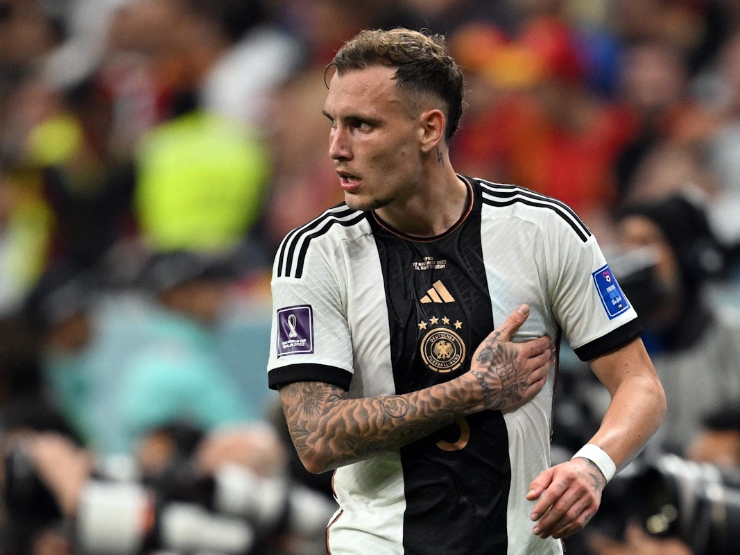 Deutschlands David Raum hält sich die Brust.