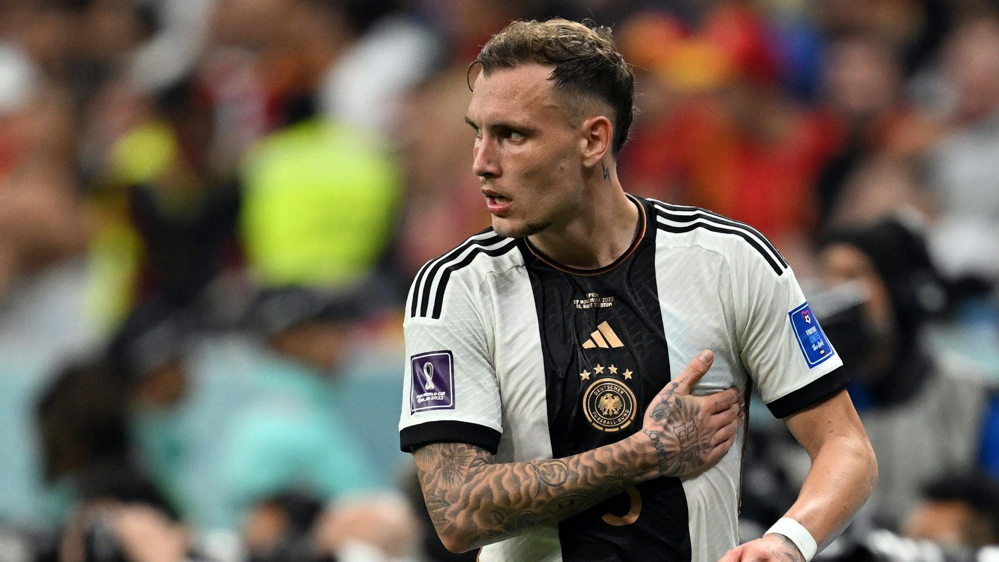 Deutschlands David Raum hält sich die Brust.