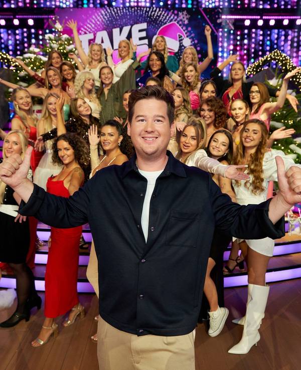 Chris Tall moderierte die Weihnachtsausgabe von „Take Me Out“ am 29. November 2022.