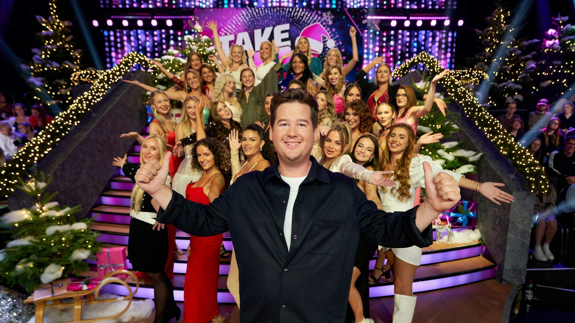 Chris Tall moderierte die Weihnachtsausgabe von „Take Me Out“ am 29. November 2022.