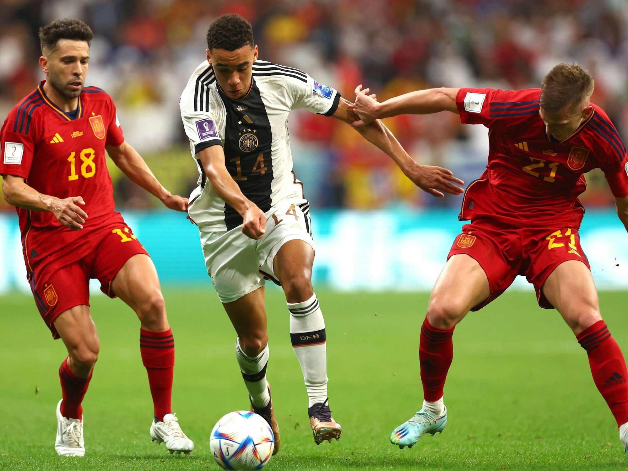 Jamal Musiala setzt sich gegen Jordi Alba und Dani Olmo durch.