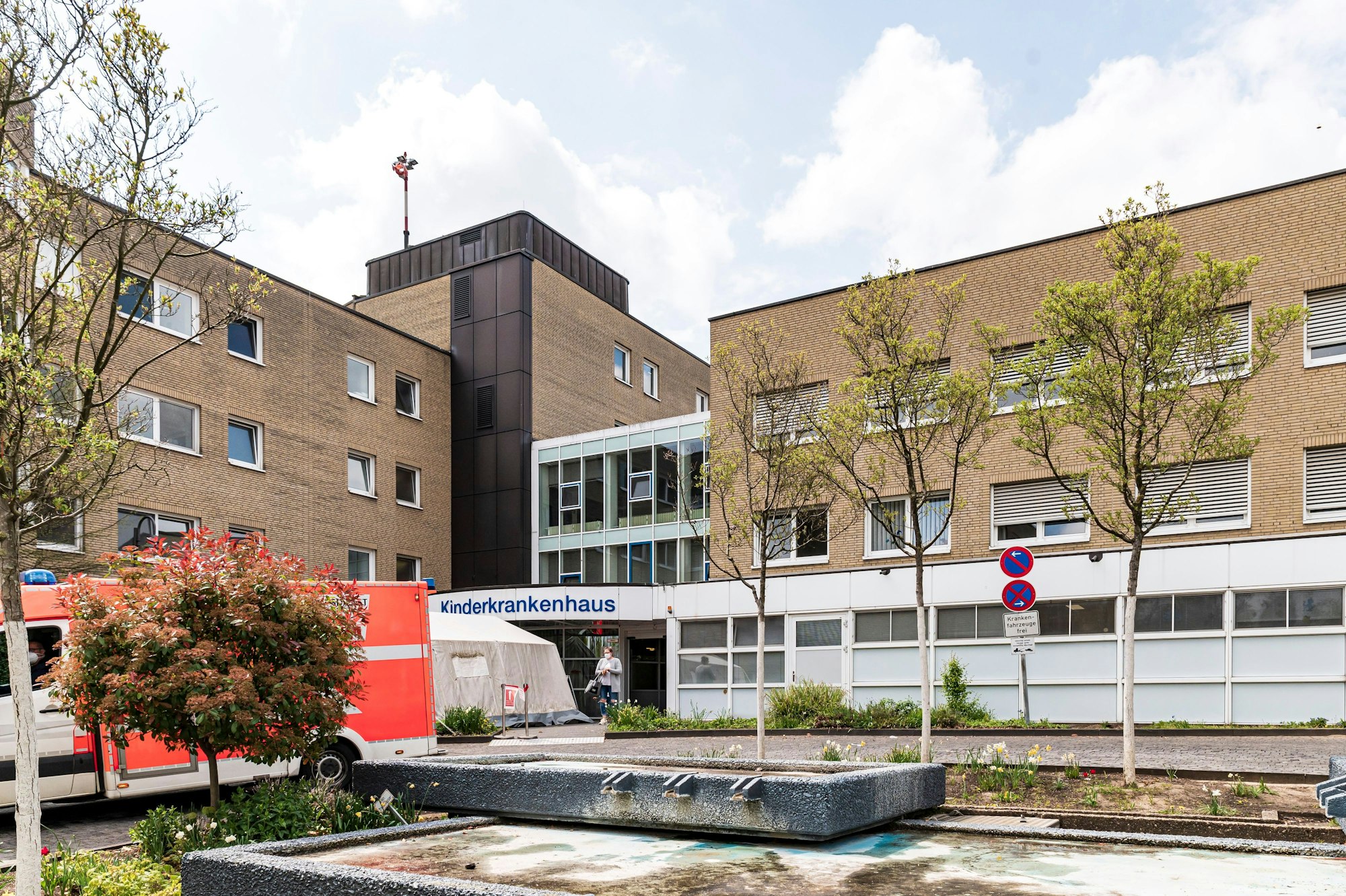 29.04.2021, Köln:
Das Kinderkrankenhaus mit dem Ronald McDonald Haus, auf der Amsterdamer Straße im Kölner Stadtteil Riehl.
Donnerstag 29. April 2021
Aufgenommen am: 29.04.2021
Foto: Alexander Roll (Staff)