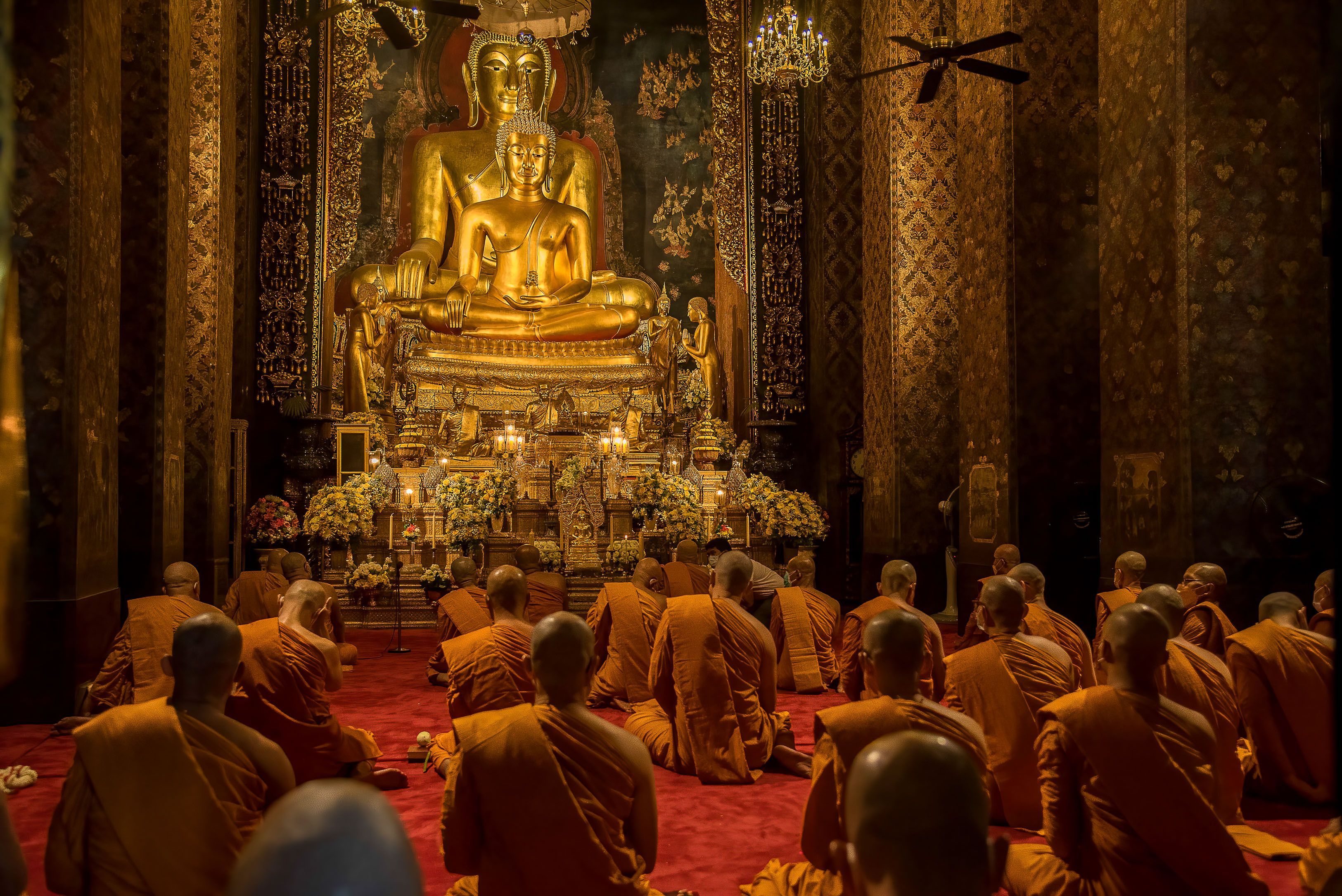 Thailändische buddhistische Mönche beten vor einer Buddha-Statue während der Makha-Bucha Feier im Tempel Bowonniwet Vihara.