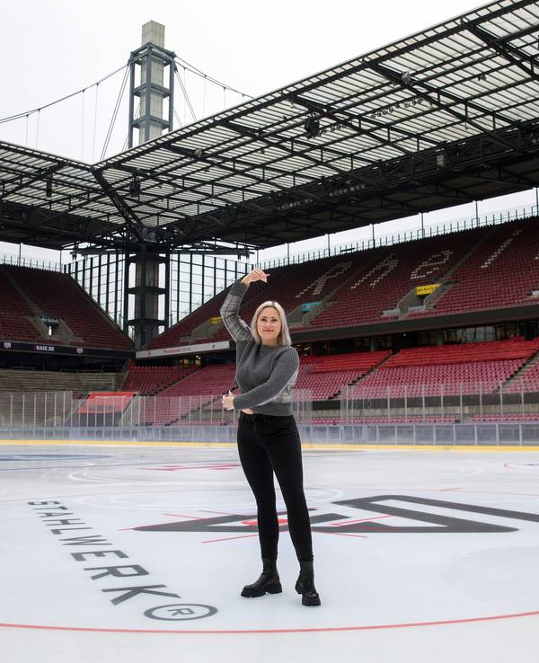 Die Autorin Alexandra Miebach auf der Eisfläche im Rhein-Energie-Stadion.