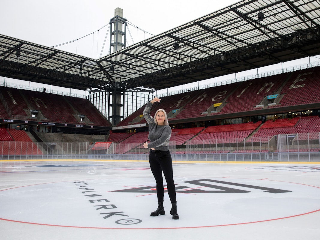 Die Autorin Alexandra Miebach auf der Eisfläche im Rhein-Energie-Stadion.