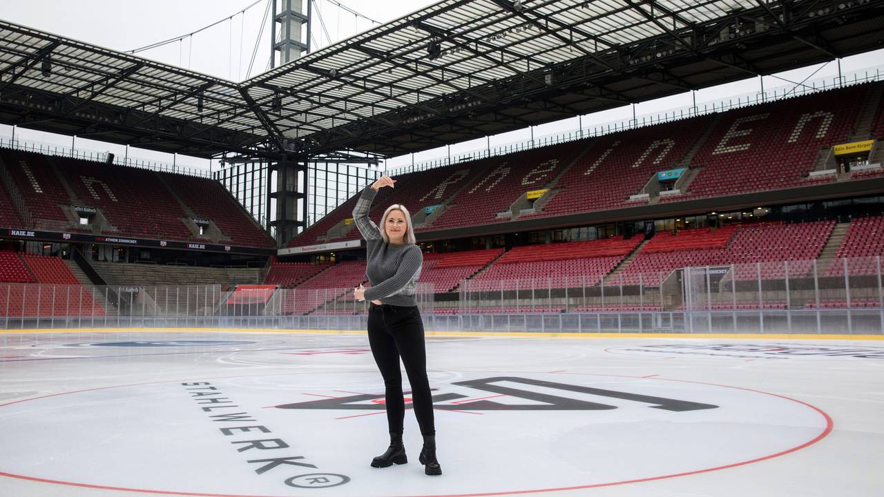 Die Autorin Alexandra Miebach auf der Eisfläche im Rhein-Energie-Stadion.