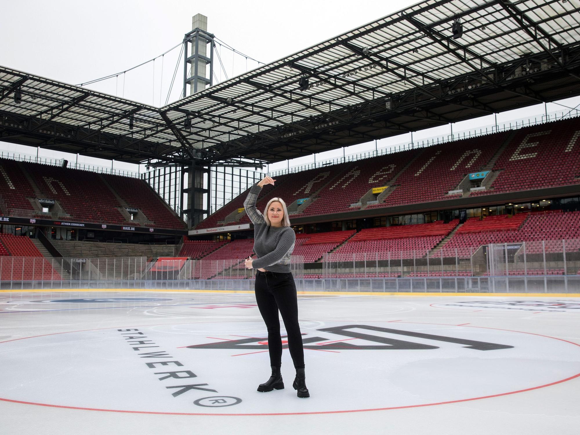 Die Autorin Alexandra Miebach auf der Eisfläche im Rhein-Energie-Stadion.