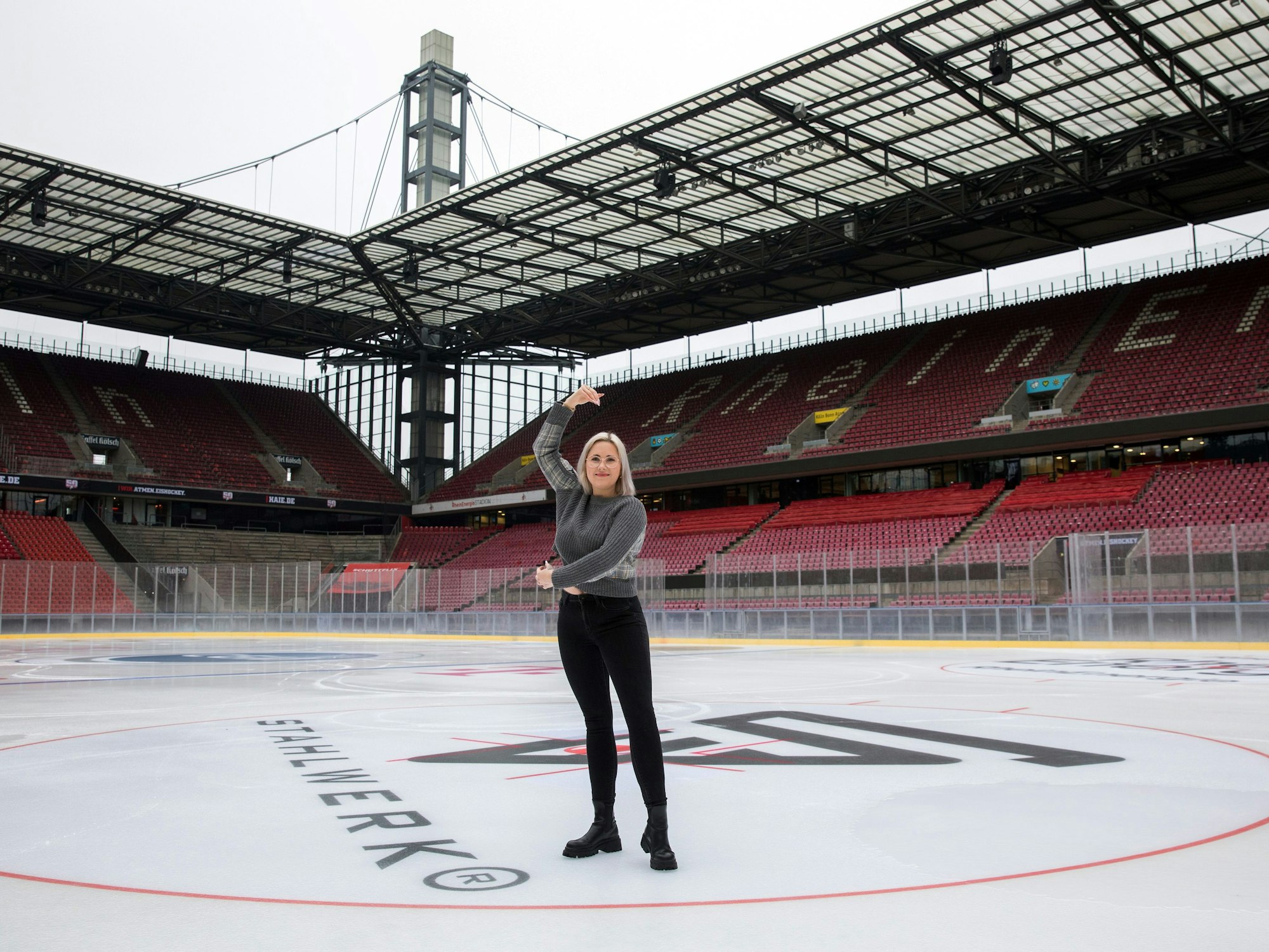 Die Autorin Alexandra Miebach auf der Eisfläche im Rhein-Energie-Stadion.