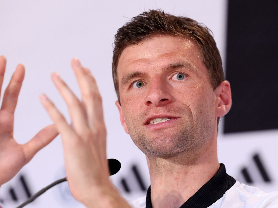 Thomas Müller gestikuliert bei einer Pressekonferenz.