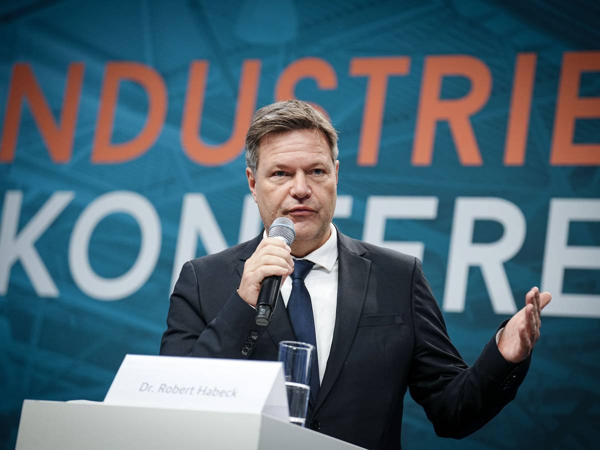 Robert Habeck (Bündnis 90/Die Grünen), Bundesminister für Wirtschaft und Klimaschutz, gibt eine Pressekonferenz zu Beginn der Industriekonferenz 2022 des Bundeswirtschaftsministeriums.