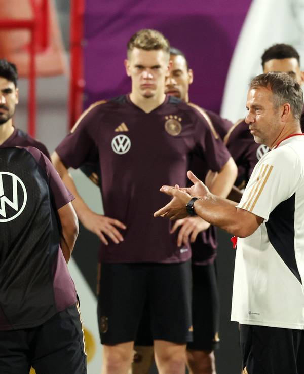 Hansi Flick hält eine Ansprache beim Training.