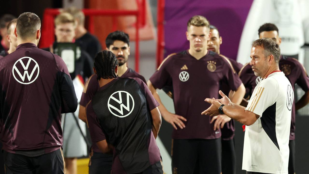 Hansi Flick hält eine Ansprache beim Training.