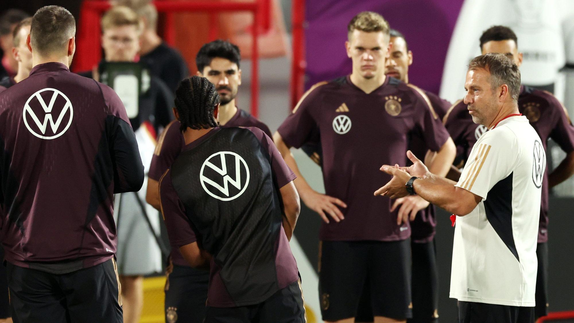 Hansi Flick hält eine Ansprache beim Training.