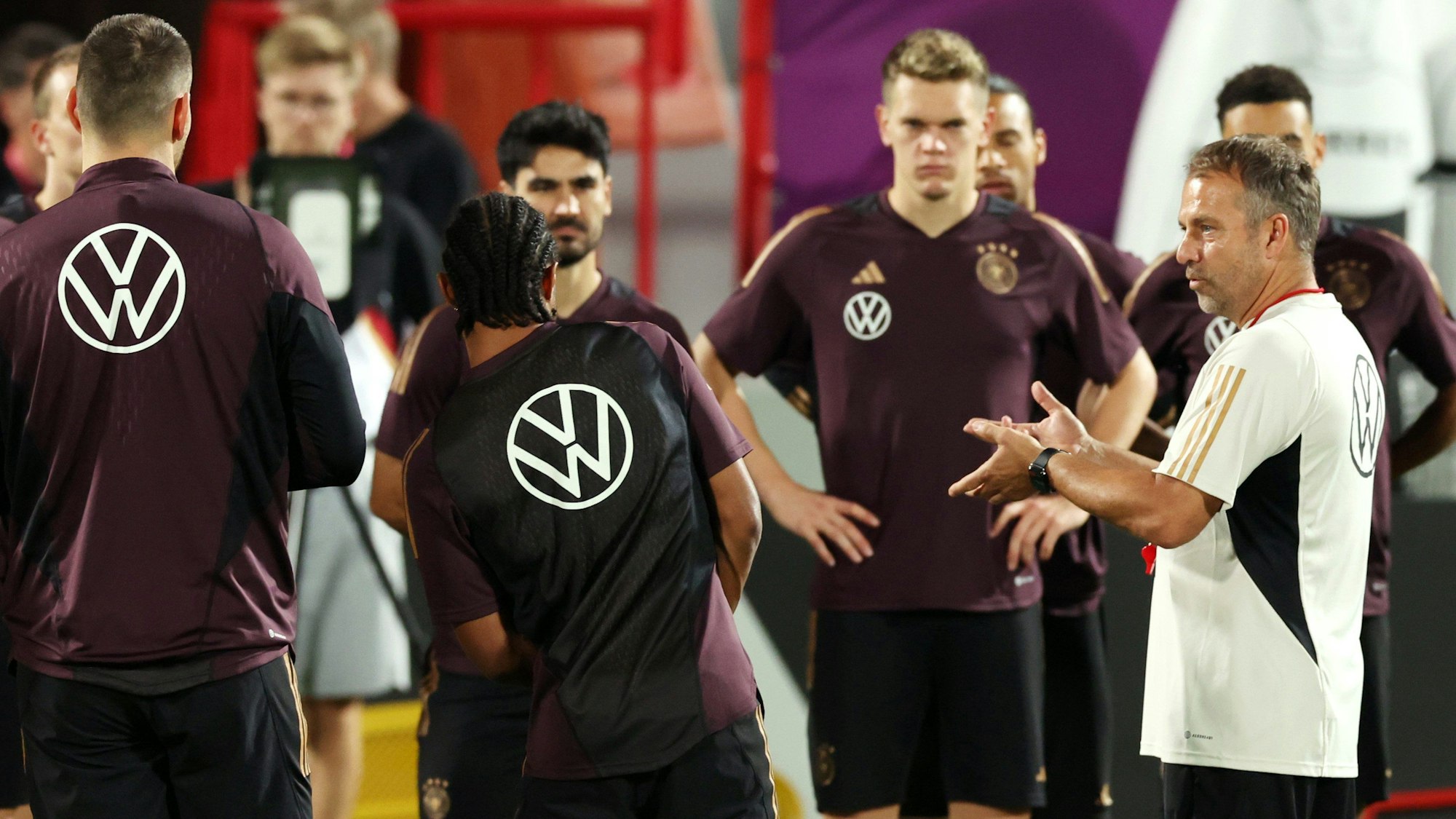 Hansi Flick hält eine Ansprache beim Training.