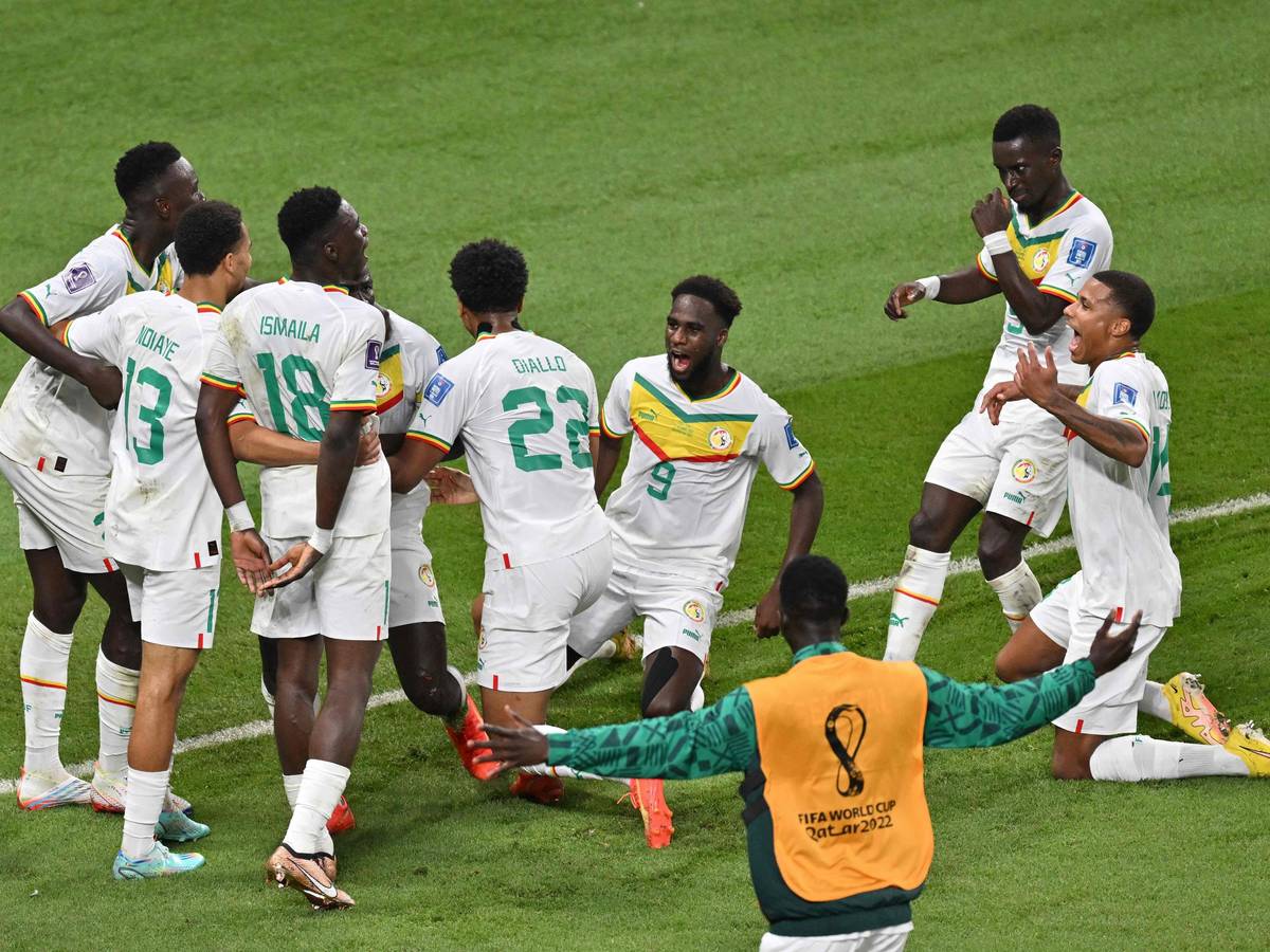 Ismail Jakobs (r.) jubelt mit dem Senegal nach dem Sieg über Ecuador. Die Afrikaner stehen bei der WM 2022 damit im Achtelfinale.