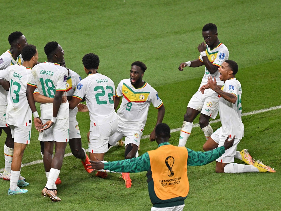 Ismail Jakobs (r.) jubelt mit dem Senegal nach dem Sieg über Ecuador. Die Afrikaner stehen bei der WM 2022 damit im Achtelfinale.