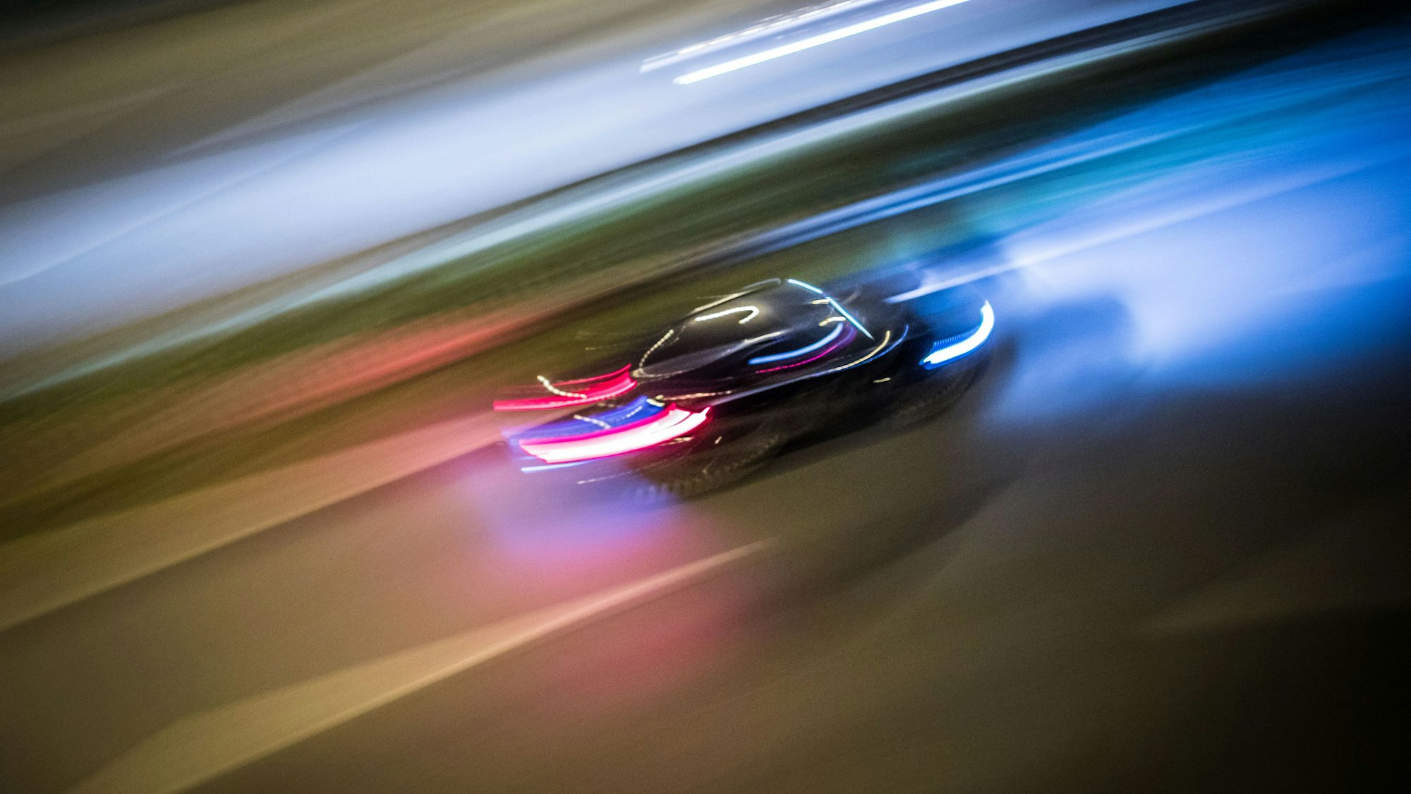 Zu Lichtspuren verwischt sind Fahrzeuge auf der Autobahn 661 zu sehen.