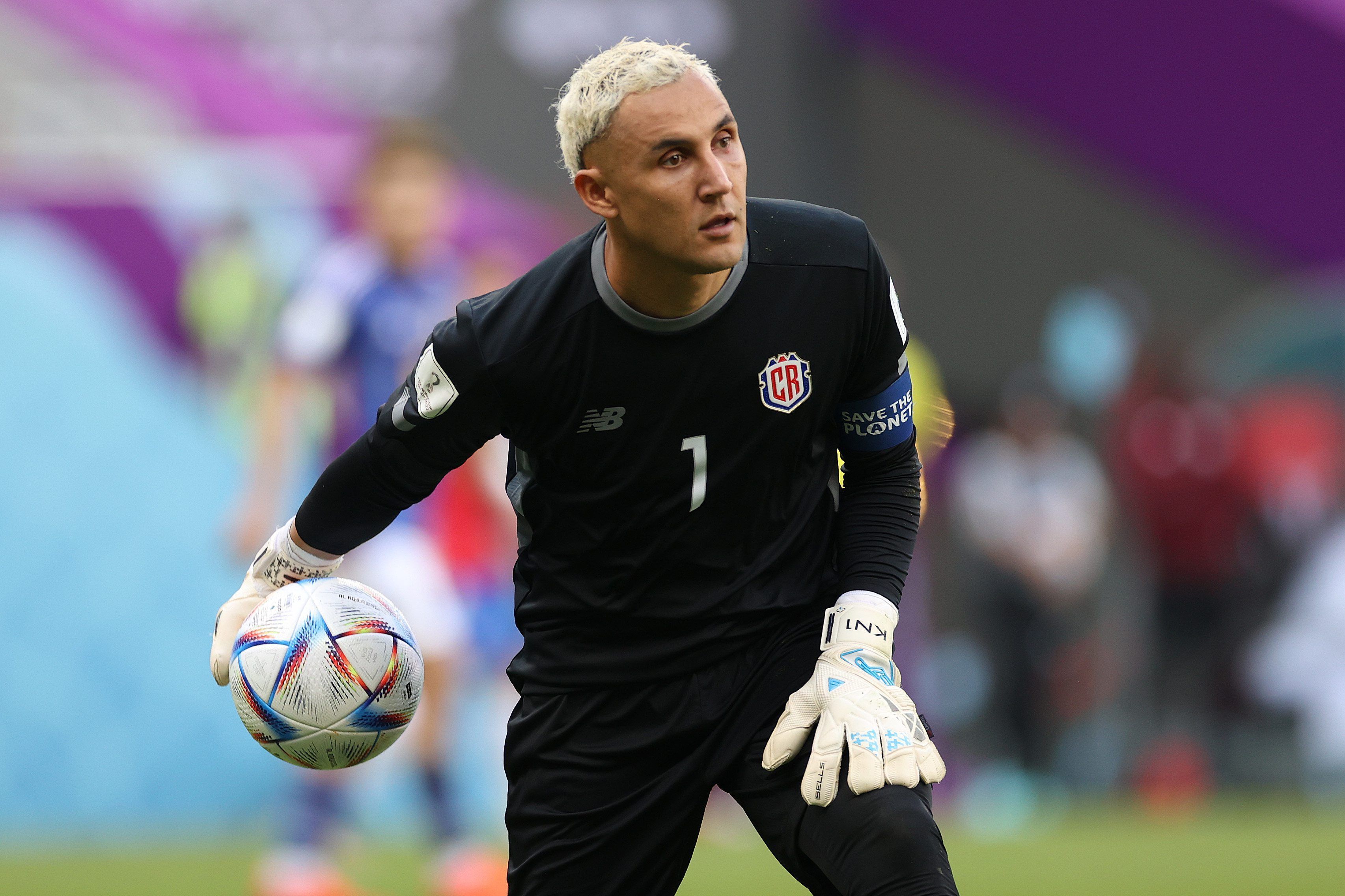 Keylor Navas, Keeper von Costa Rica, wirft den Ball im WM-Spiel gegen Japan am 27. November 2022.