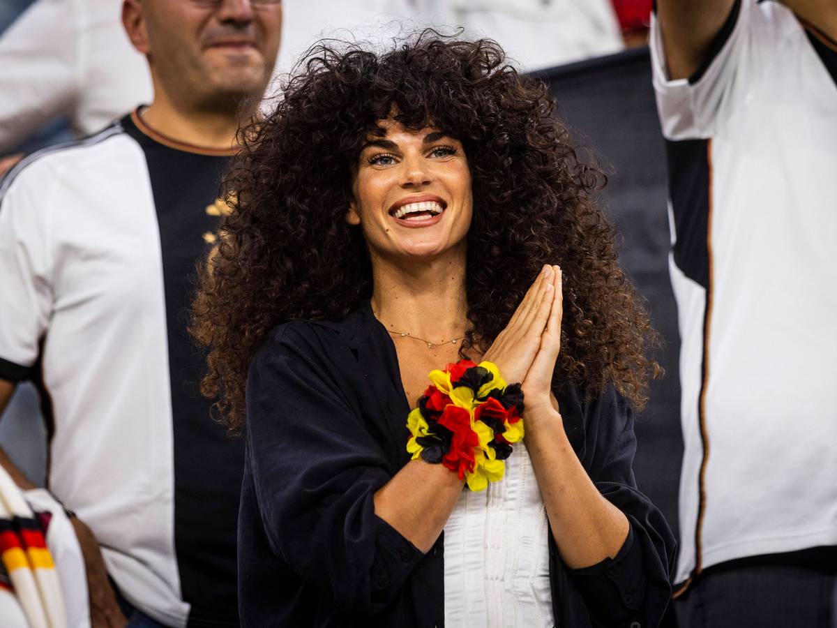 Model Ariadna Hafez applaudiert beim Länderspiel.