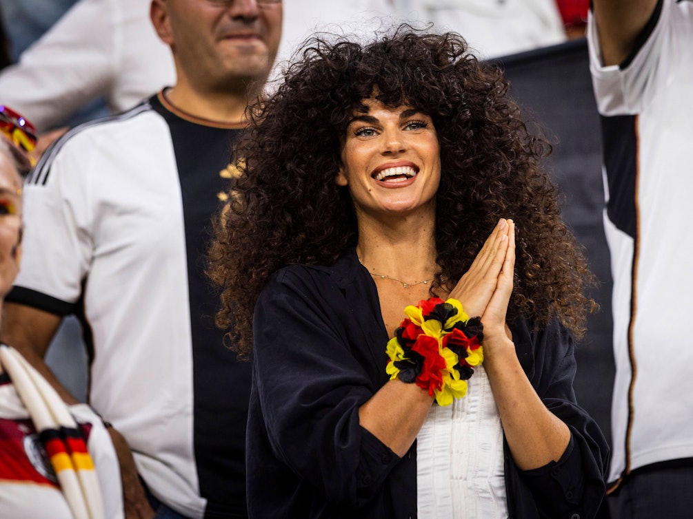 Model Ariadna Hafez applaudiert beim Länderspiel.