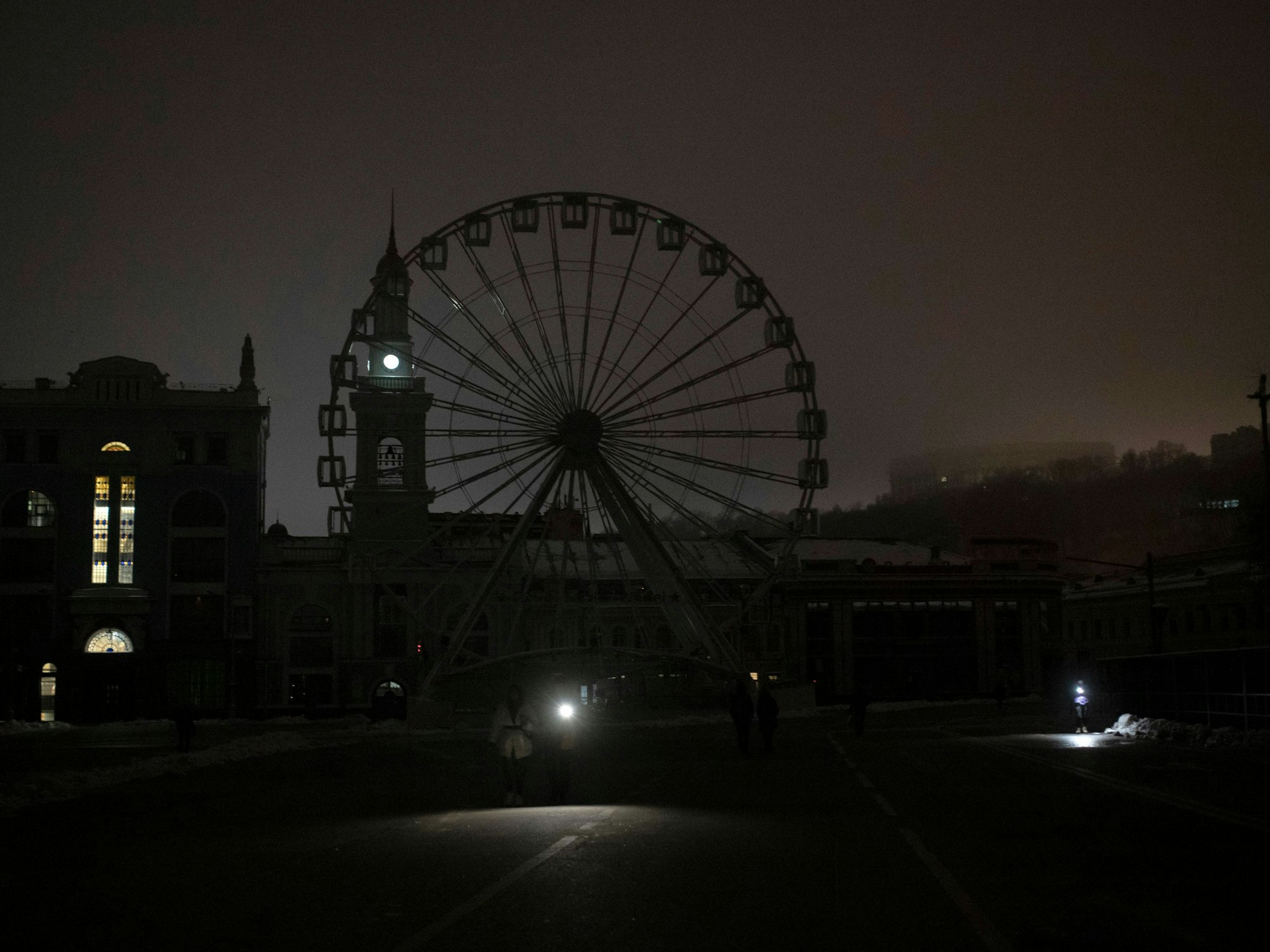 Blick auf den Kyjiwer Stadtteil Podil während eines Stromausfalls, nachdem russische Raketen die Stadt schwer getroffen haben.