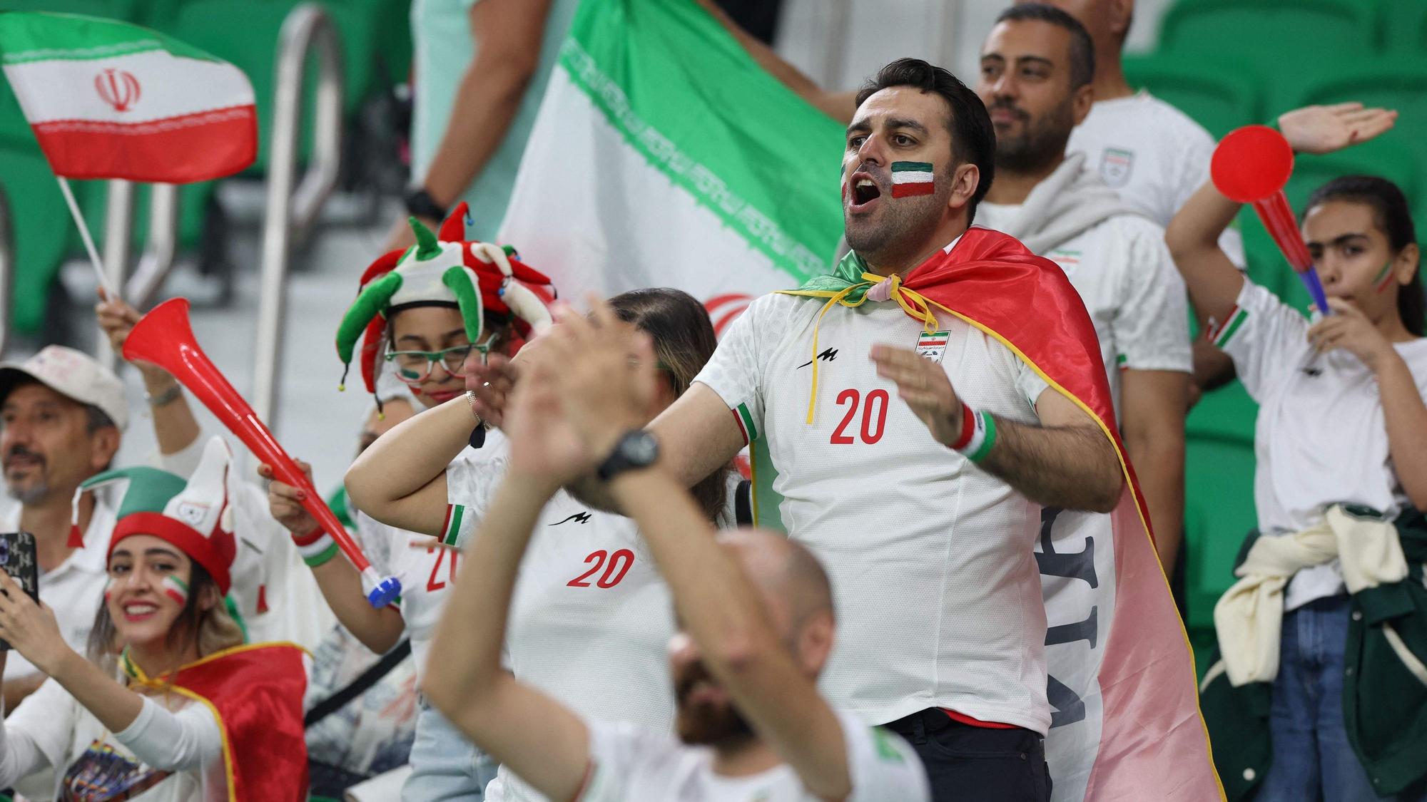 Iran-Fans jubeln bei der WM 2022 im Stadion