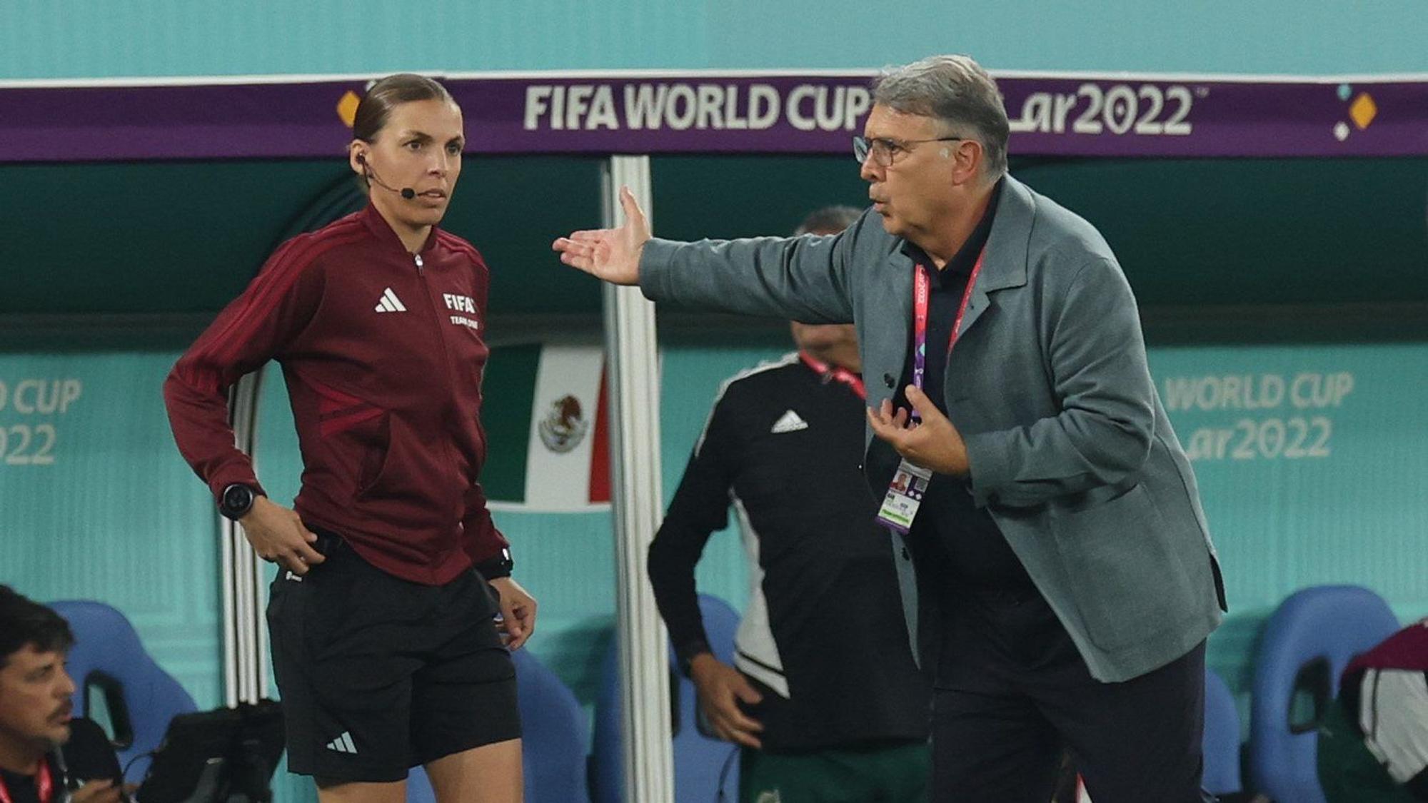 Stéphanie Frappart als Vierte Offizielle. Hier redet Mexikos Nationaltrainer Gerardo Martino auf sie ein.