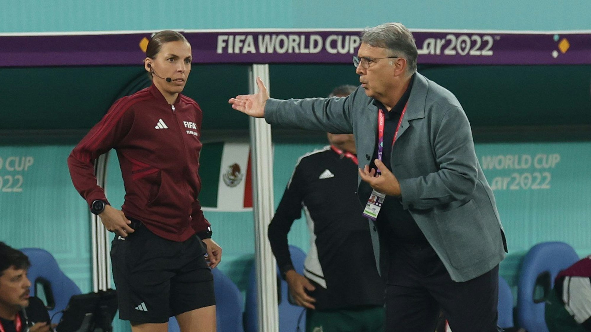 Stéphanie Frappart als Vierte Offizielle. Hier redet Mexikos Nationaltrainer Gerardo Martino auf sie ein.