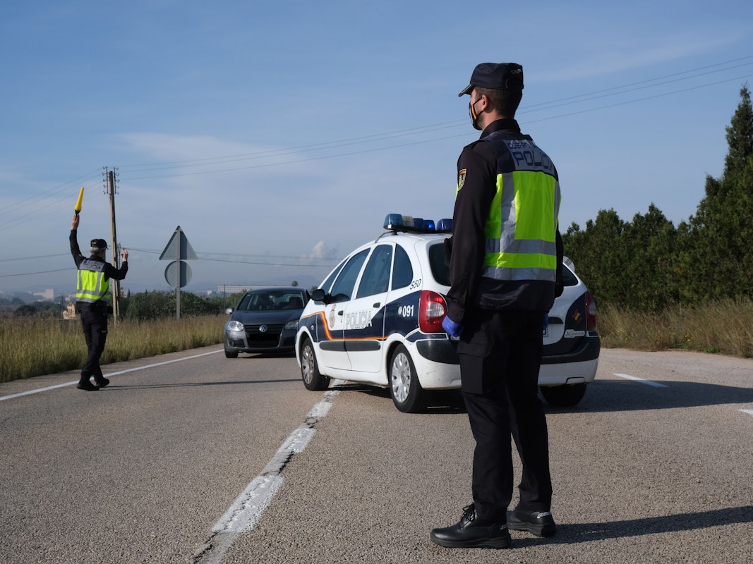 Polizisten führen am Eingang der Stadt Manacor auf der Insel Mallorca Fahrzeugkontrollen durch.