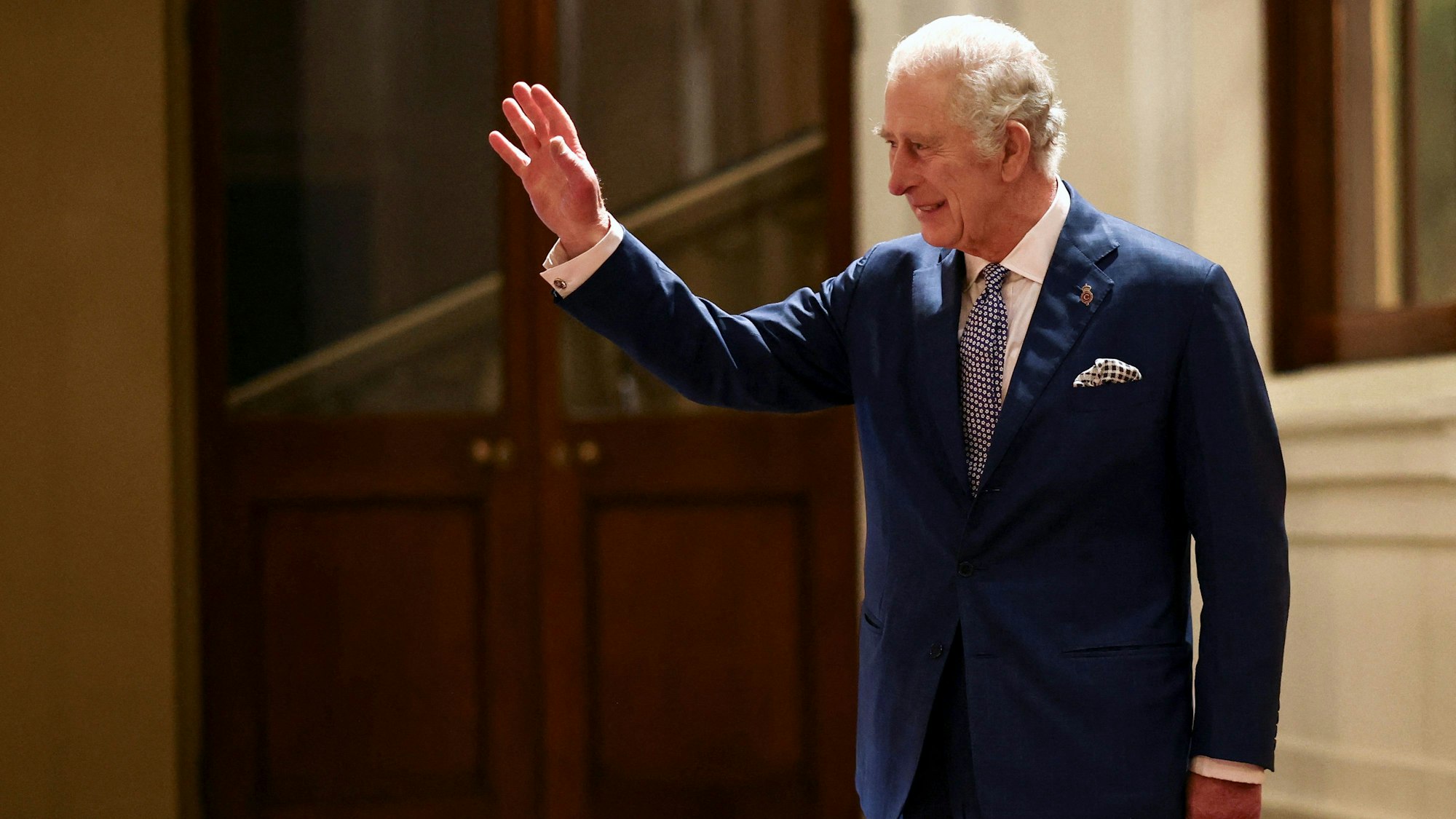 Unser Symbolfoto zeigt König Charles III. Er winkt bei der offiziellen Verabschiedung des südafrikanischen Präsidenten Ramaphosa am Ende seines Staatsbesuchs im Buckingham Palast.