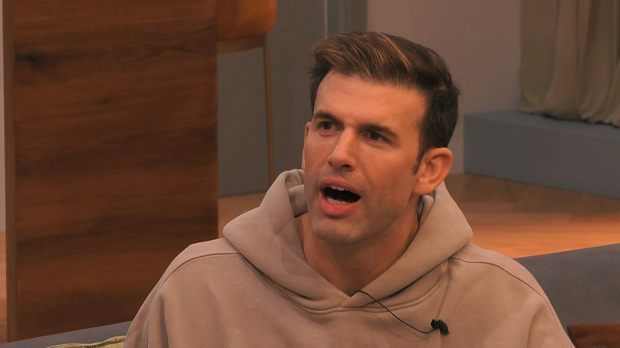 Jay Khan schaut erstaunt in die Kamera.