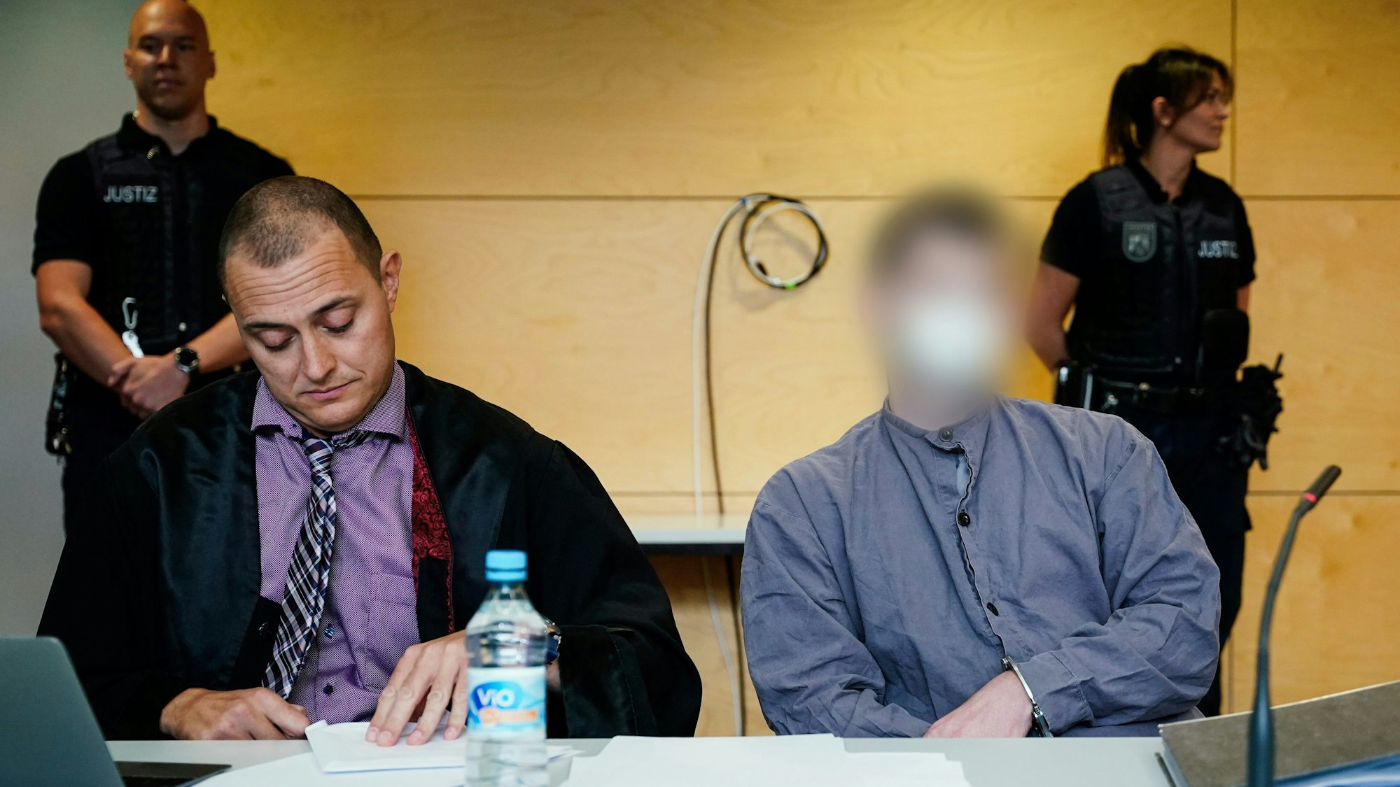 Der Hauptangeklagte (r) im Prozess wegen der Polizistenmorde im Januar in der Pfalz sitzt neben seinem Anwalt Leonhard Kaiser im Landgericht Kaiserslautern.