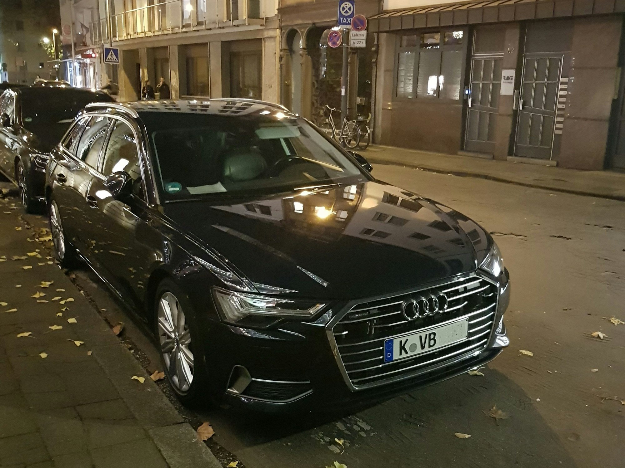 Ein Audi steh am Freitag, 25. November 2022, im Halteverbot - allerdings lag in dem Auto eine Genehmigung der Stadt Köln, die für reichlich Ärger sorgte.