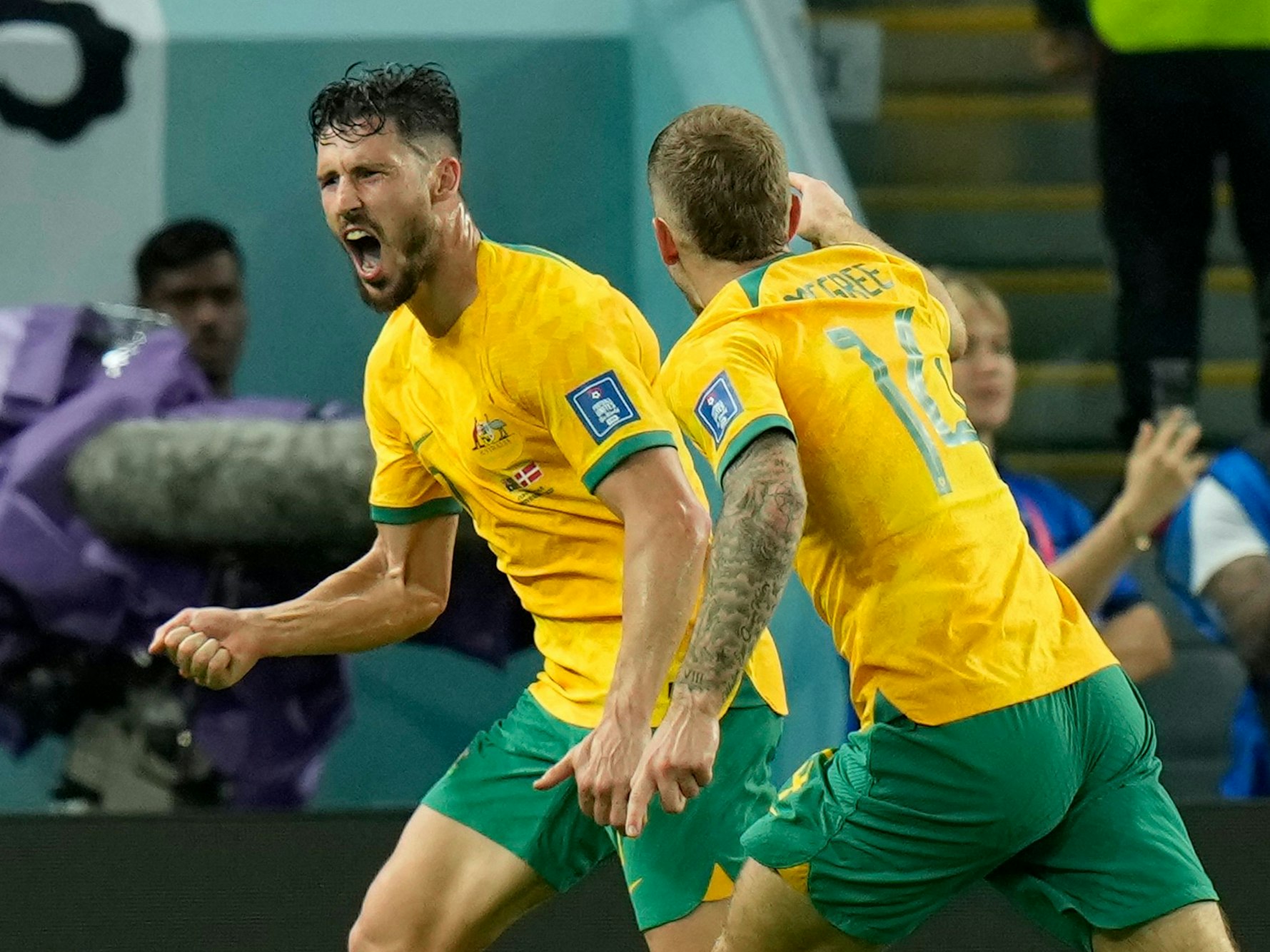 Australiens Mathew Leckie (l) jubelt nach seinem Führungstreffer zum 1:0.