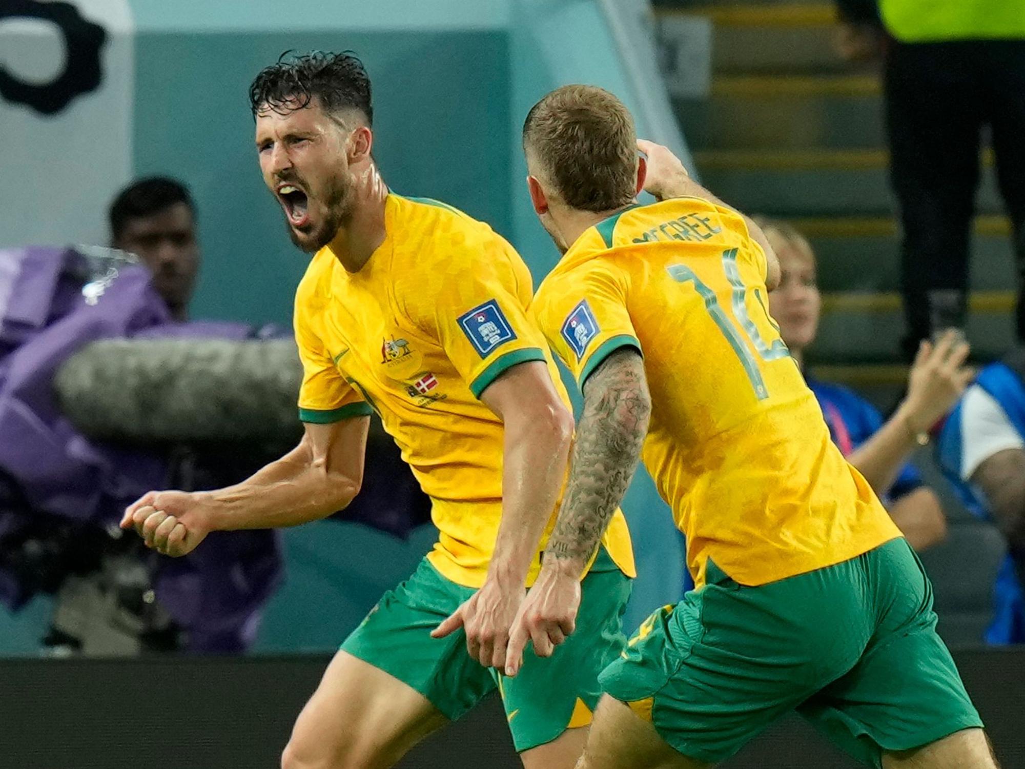 Australiens Mathew Leckie (l) jubelt nach seinem Führungstreffer zum 1:0.