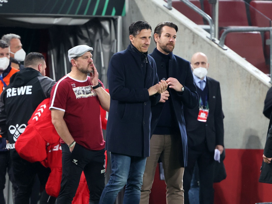 Steffen Baumgart, Christian Keller und Thomas Kessler stehen beim Spiel gegen OGC Nizza an der Seitenlinie.