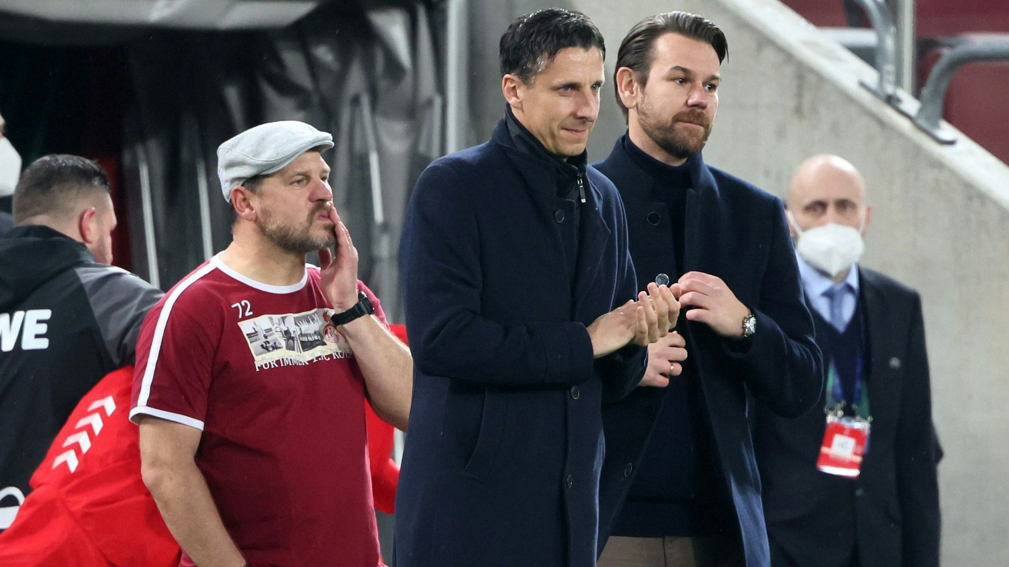 Steffen Baumgart, Christian Keller und Thomas Kessler stehen beim Spiel gegen OGC Nizza an der Seitenlinie.