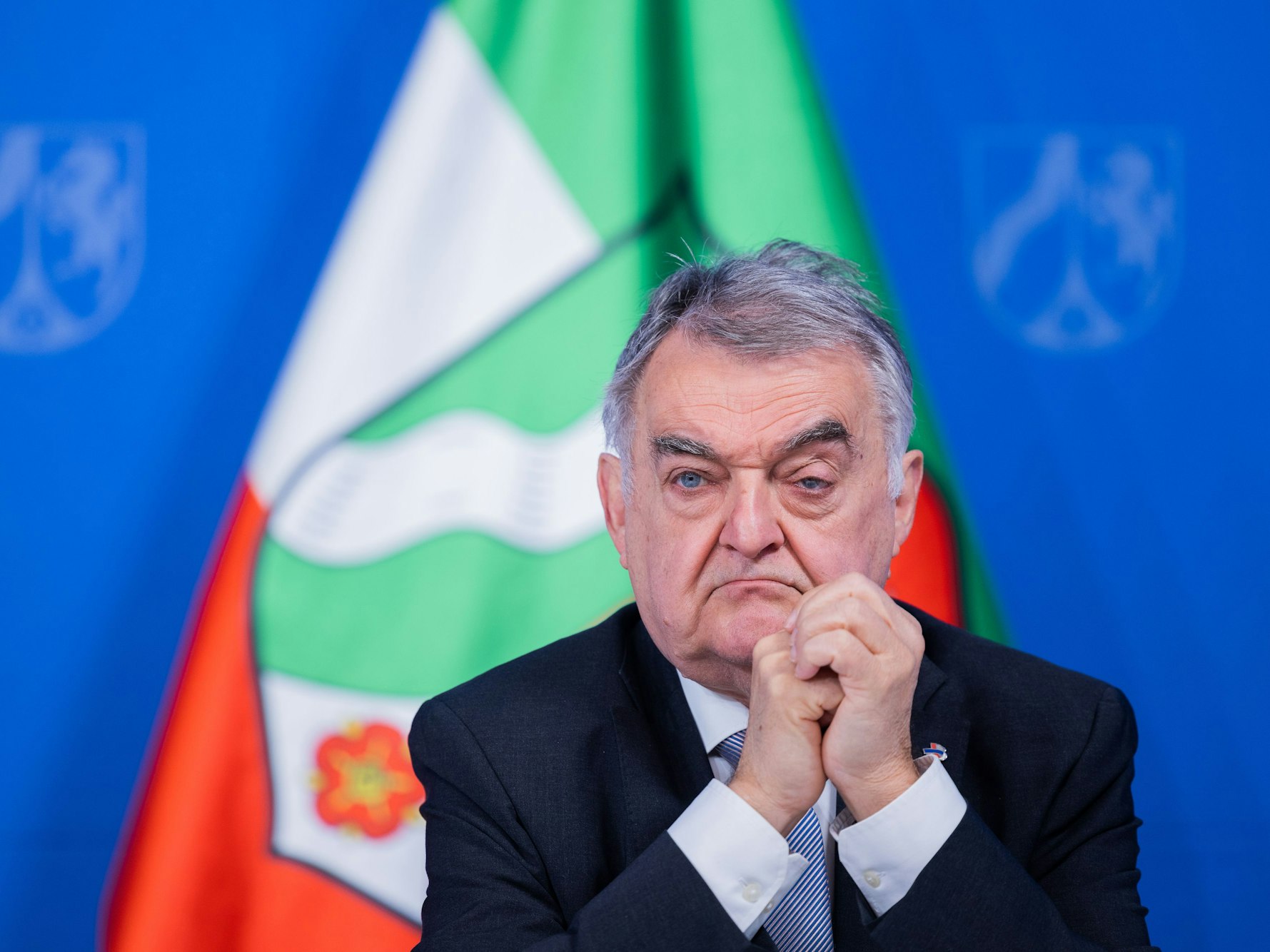 Herbert Reul (CDU), Innenminister von Nordrhein-Westfalen, sitzt bei der Unterzeichnung einer Kooperationsvereinbarung für eine Dunkelfeld-Studie zu Antisemitismus in der Staatskanzlei.