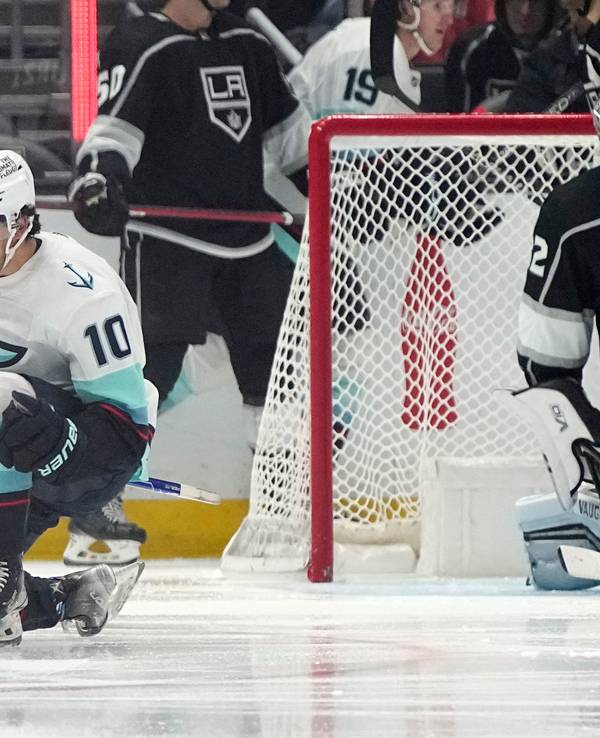Das NHL-Duell zwischen den Seattle Kraken und den Los Angeles Kings war kein Spiel für Torhüter. Hier hat LA-Keeper Jonathan Quick ein weiteres Gegentor kassiert. Matty Beniers jubelt
