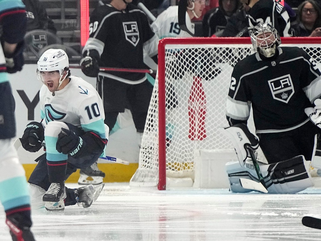 Das NHL-Duell zwischen den Seattle Kraken und den Los Angeles Kings war kein Spiel für Torhüter. Hier hat LA-Keeper Jonathan Quick ein weiteres Gegentor kassiert. Matty Beniers jubelt