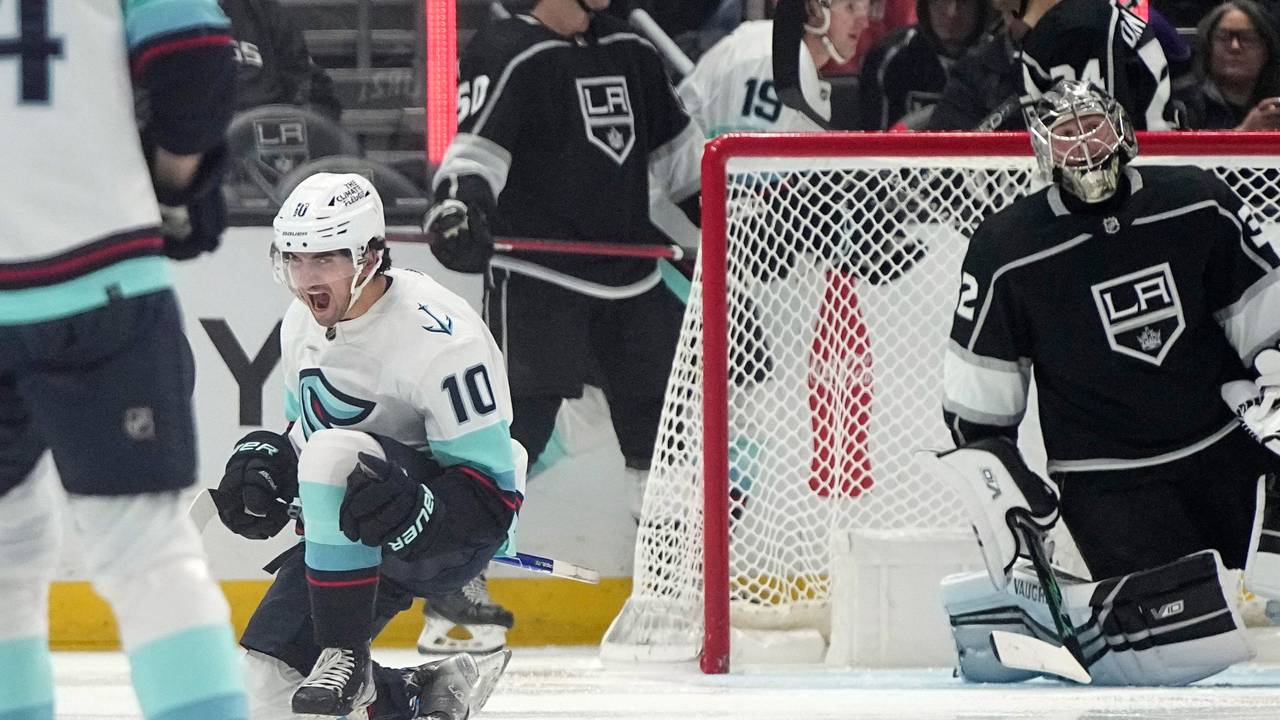 Das NHL-Duell zwischen den Seattle Kraken und den Los Angeles Kings war kein Spiel für Torhüter. Hier hat LA-Keeper Jonathan Quick ein weiteres Gegentor kassiert. Matty Beniers jubelt