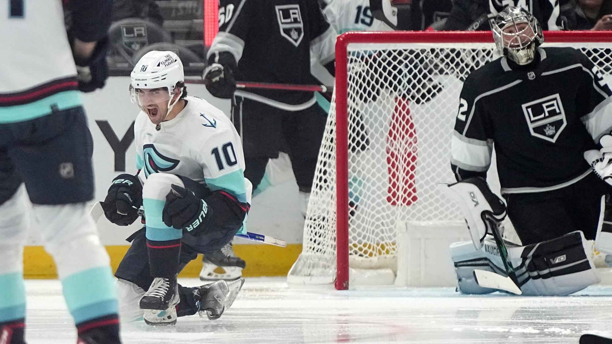 Das NHL-Duell zwischen den Seattle Kraken und den Los Angeles Kings war kein Spiel für Torhüter. Hier hat LA-Keeper Jonathan Quick ein weiteres Gegentor kassiert. Matty Beniers jubelt