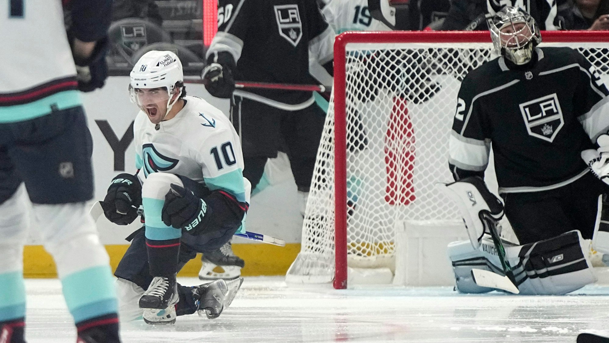 Das NHL-Duell zwischen den Seattle Kraken und den Los Angeles Kings war kein Spiel für Torhüter. Hier hat LA-Keeper Jonathan Quick ein weiteres Gegentor kassiert. Matty Beniers jubelt