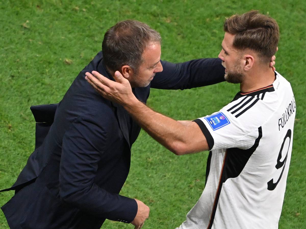 Niclas Füllkrug jubelt mit Deutschlands Trainer Hans-Dieter Flick nach dem Tor zum 1:1 gegen Spanien bei der WM 2022.
