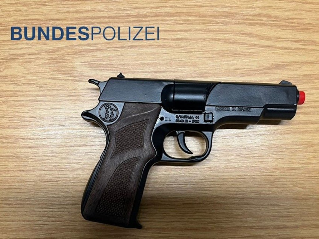 Eine sichergestellte Spielzeugpistole.