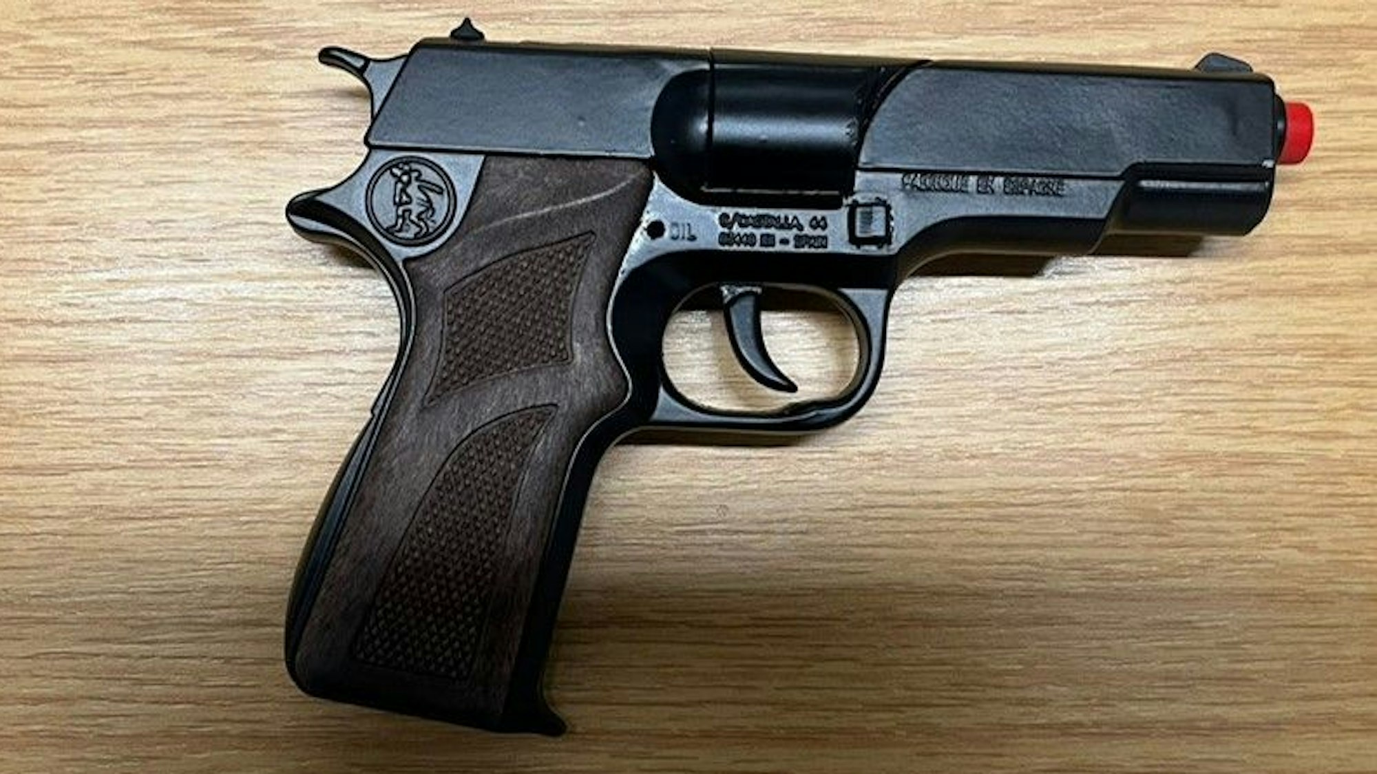 Eine sichergestellte Spielzeugpistole.