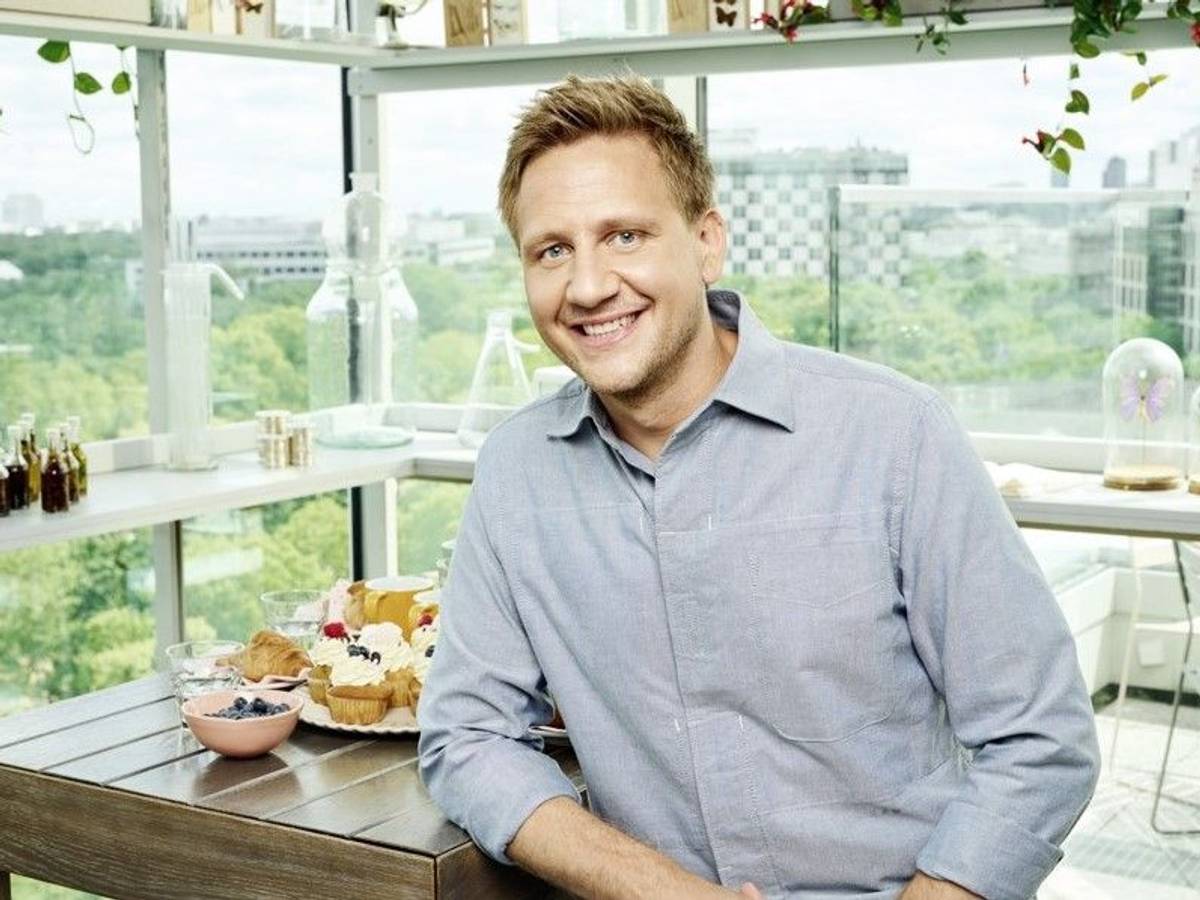 Lukas Haunerland, hier lächelnd bei einem Fototermin für die beliebte Morgen-Show, ist Sänger und TV-Moderator beim Sat.1-„Frühstücksfernsehen“.