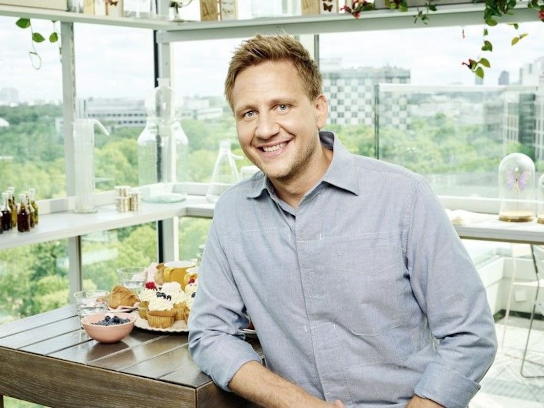 Lukas Haunerland, hier lächelnd bei einem Fototermin für die beliebte Morgen-Show, ist Sänger und TV-Moderator beim Sat.1-„Frühstücksfernsehen“.