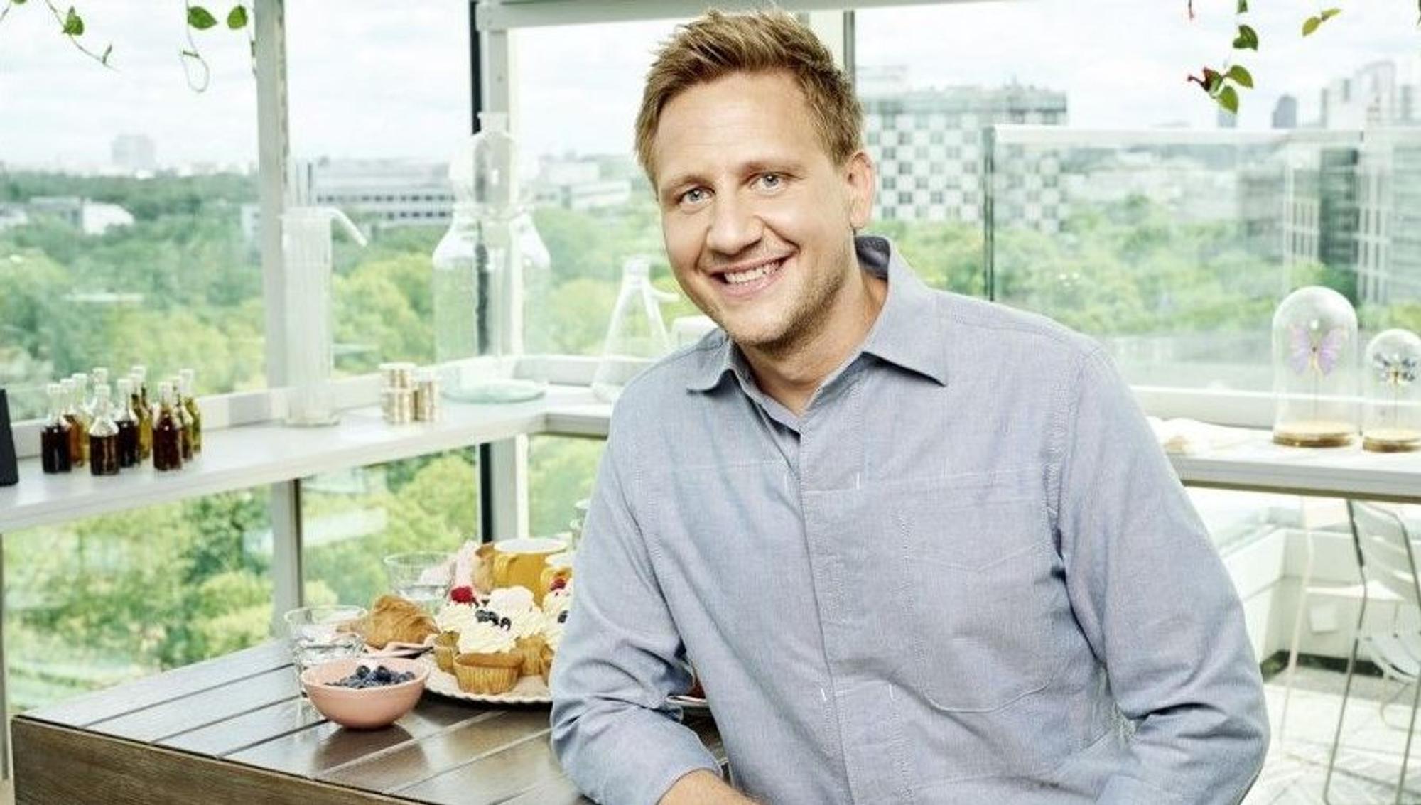 Lukas Haunerland, hier lächelnd bei einem Fototermin für die beliebte Morgen-Show, ist Sänger und TV-Moderator beim Sat.1-„Frühstücksfernsehen“.